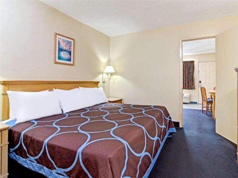 Americana Inn & Suites Lake Magdalene Kültér fotó